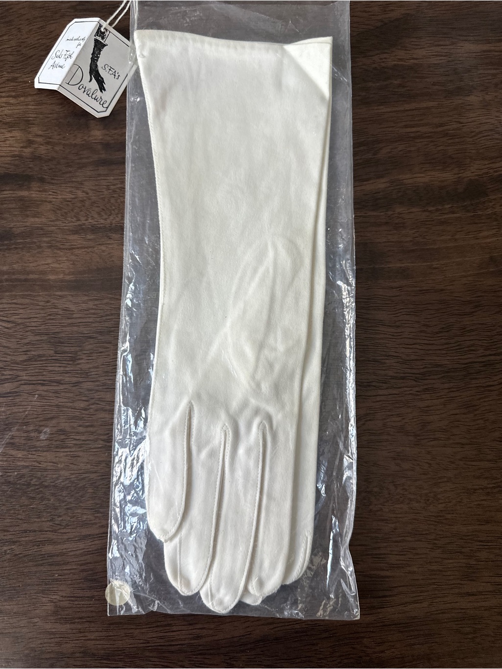 Vintage Saks Fifth Avenue Dovalure Off-White Mid-Length Gloves Nwt — image 4 of 8